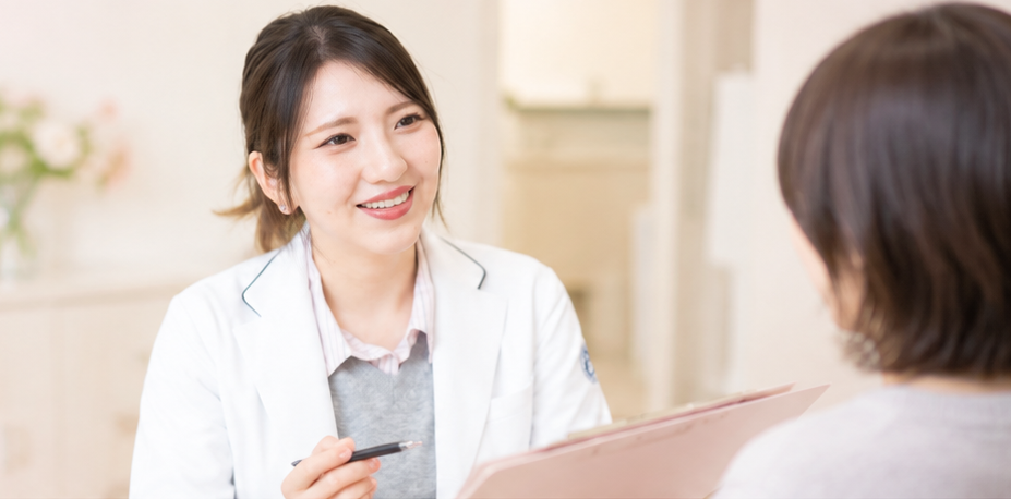 患者さまに診療内容を説明する原澤桃子医師